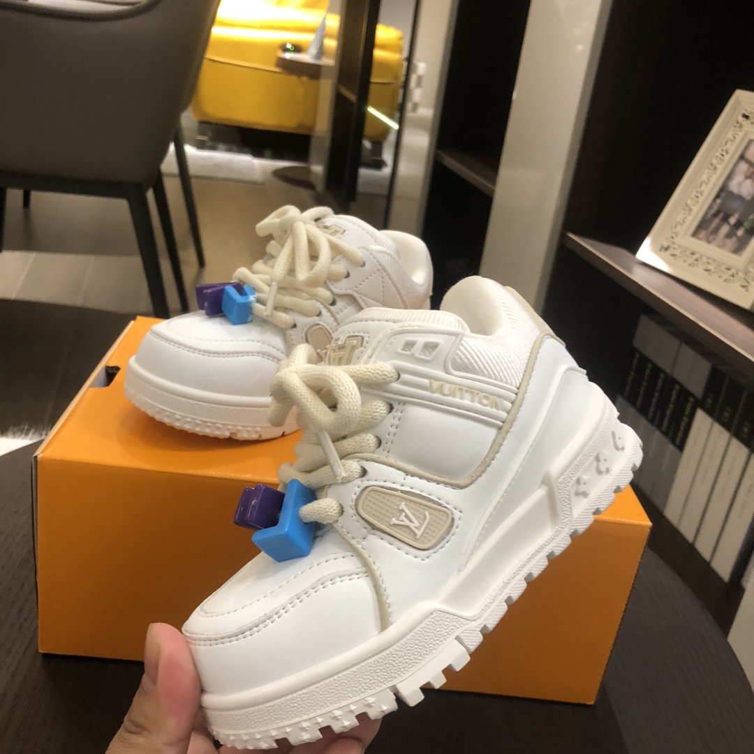 Children's shoes child